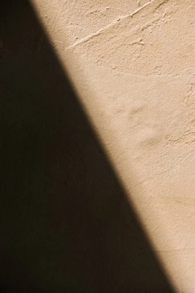 Full frame image of rustic beige wall with shadow background — Stock Photo