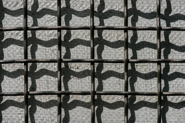 Повне зображення рамки металевої клітки покритого фоном стіни — стокове фото