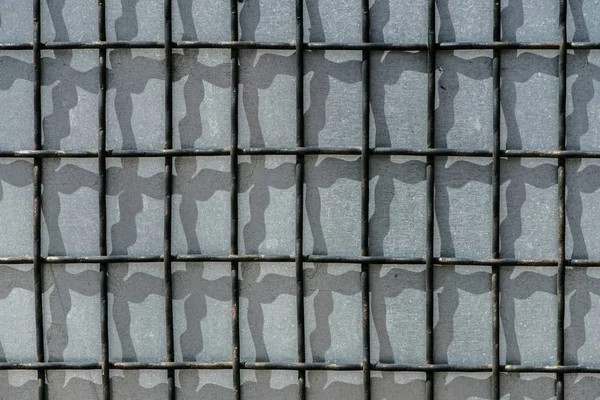 Imagen de marco completo de jaula de metal cubierto de fondo de pared - foto de stock