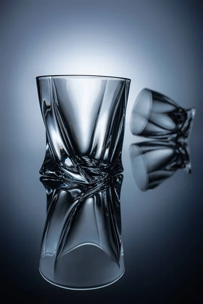 Verres à whisky élégants transparents sur gris avec reflets — Photo de stock