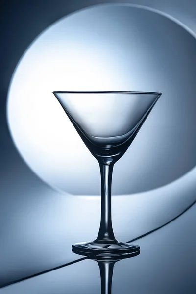 Silueta de vidrio de martini vacío sobre fondo geométrico - foto de stock