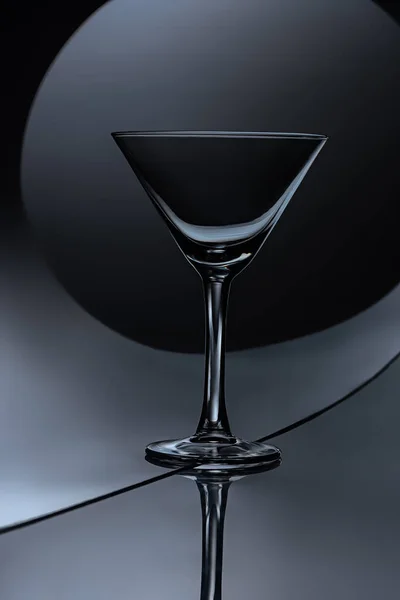 Silhouette von leerem Martini-Glas auf dunklem Hintergrund — Stockfoto