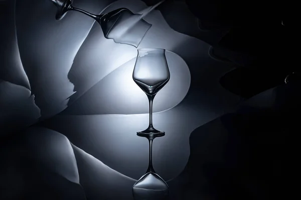 Copa de vino vacía con reflexión geométrica sobre la oscuridad - foto de stock