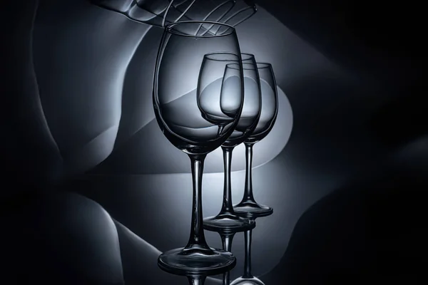 Rangée sur des verres à vin de luxe vides, sombre plan studio — Photo de stock