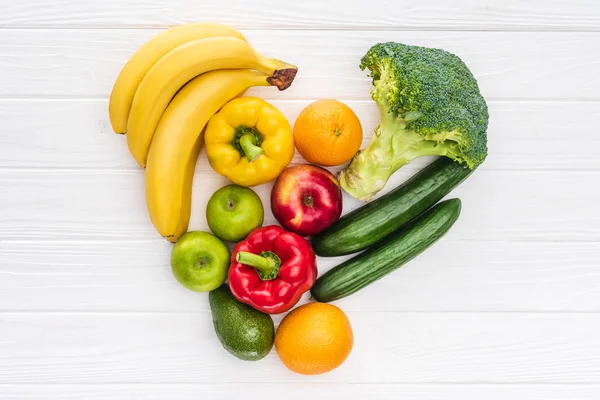 Ansicht des Herzsymbols aus frischem Obst und Gemüse auf Holzoberfläche — Stockfoto