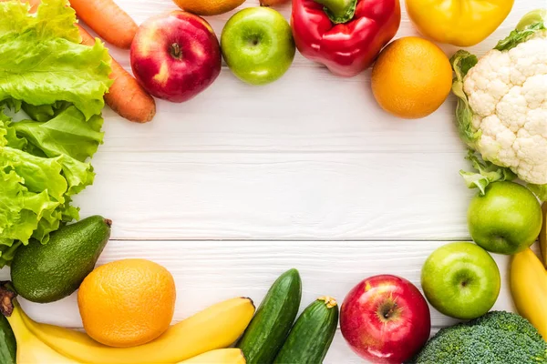 Vue de dessus des fruits et légumes frais avec espace de copie sur la table en bois — Photo de stock