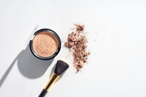 Face powder with brush on white background — Stock Photo