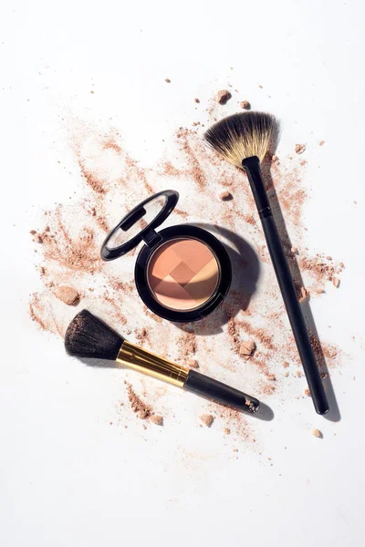 Contouring palette with makeup brushes on white background — Stock Photo