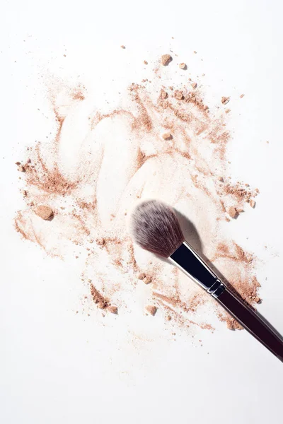 Maquiagem em pó e pincel de maquiagem no fundo branco — Fotografia de Stock