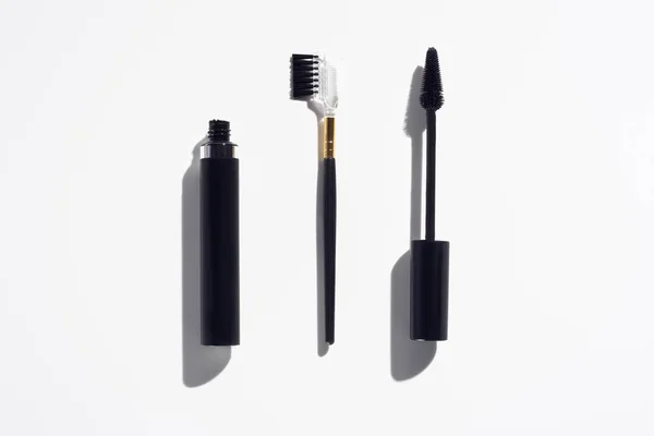 Mascara et cils brosses sur fond blanc — Photo de stock