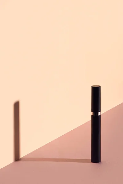 Tubo mascara singolo su sfondo beige — Foto stock