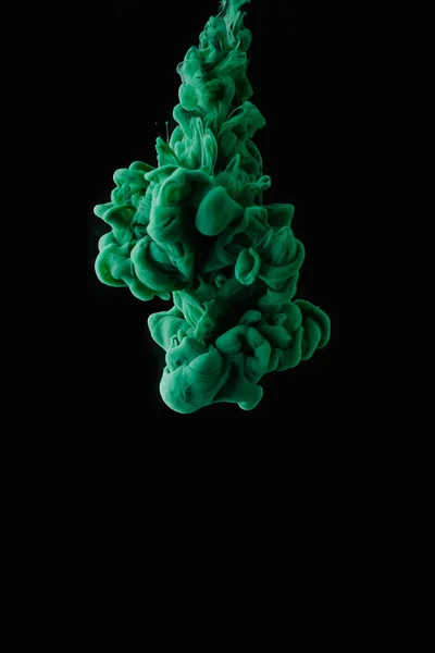 Vista de cerca de tinta verde abstracta que fluye sobre fondo negro - foto de stock