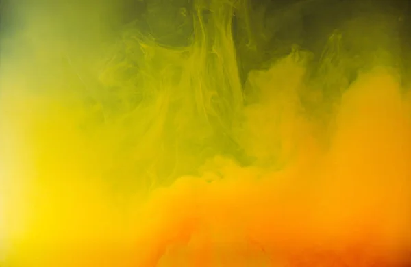 Explosion abstraite d'encre jaune et orange, fond artistique — Photo de stock