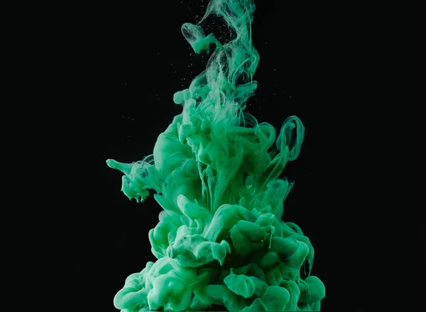 Explosion abstraite de peinture verte sur fond noir — Photo de stock