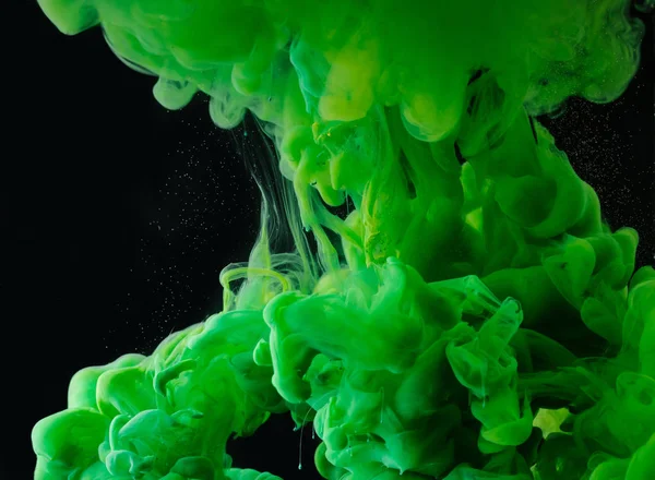 Vue rapprochée de la peinture fluide abstraite verte sur fond noir — Photo de stock