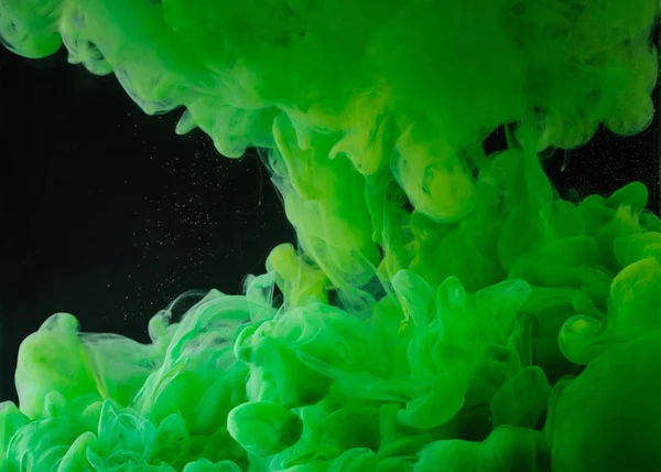 Vista de cerca de pintura abstracta verde brillante sobre fondo negro - foto de stock