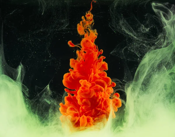 Vista ravvicinata di brillante esplosione vernice arancione astratta sul nero — Foto stock