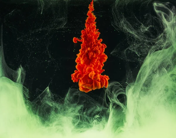 Brillante explosión de tinta naranja abstracta en negro - foto de stock