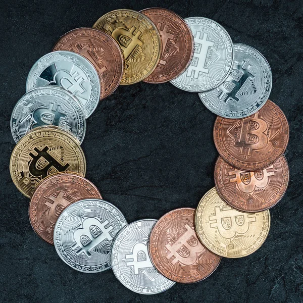 Вид зверху організував bitcoins в коло на мармуровою стільницею — Stock Photo