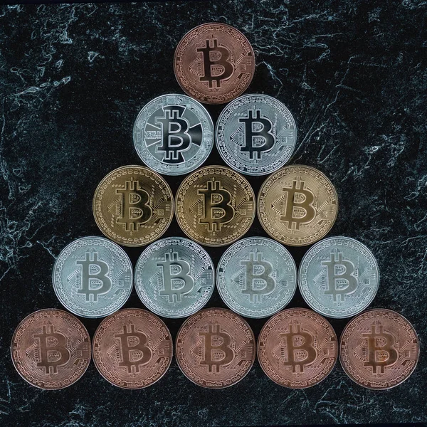 Вид зверху організував bitcoins на мармуровою стільницею — стокове фото