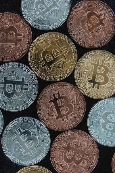 Quadro completo de vários bitcoins dispostos em mesa de mármore — Fotografia de Stock
