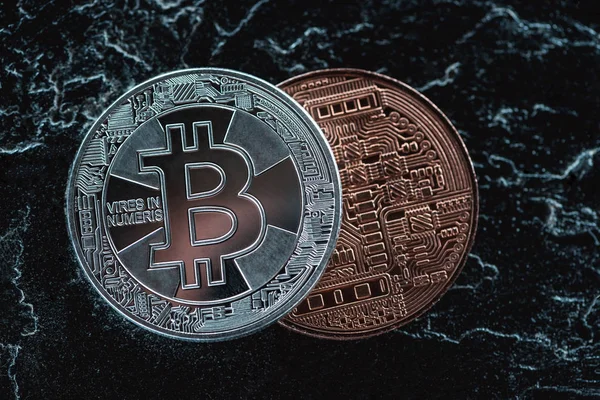 Close up view of arranged silver and bronze bitcoins on dark marble surface — Stock Photo