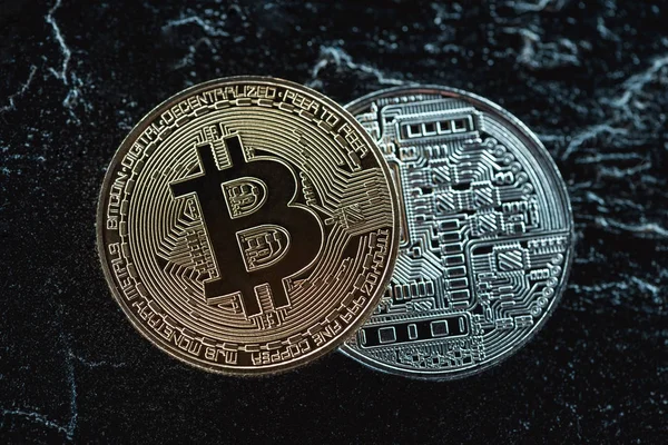 Vista de perto de bitcoins de ouro e prata dispostos na superfície de mármore escuro — Fotografia de Stock