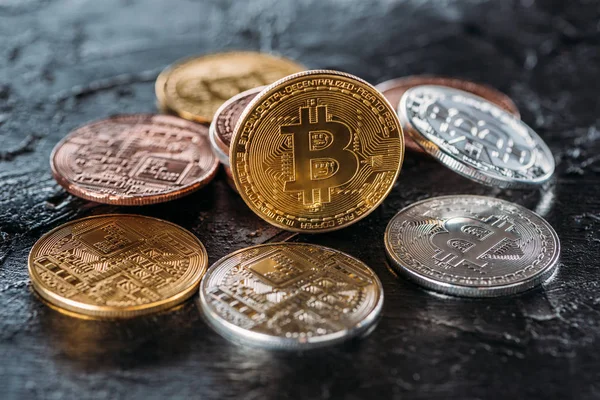 Vista de perto de vários bitcoins na superfície escura — Fotografia de Stock