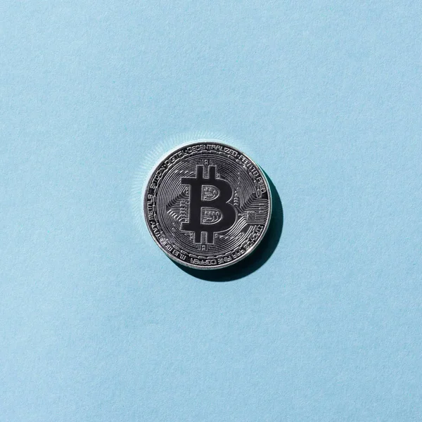 Vista superior de bitcoin de plata sobre fondo azul - foto de stock