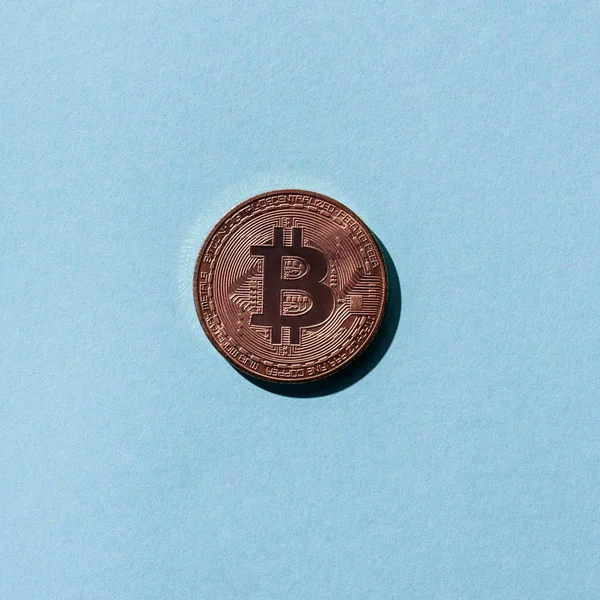 Vue du dessus de Bitcoin bronze sur fond bleu — Photo de stock