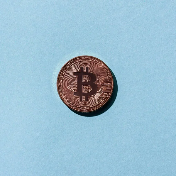 Вид зверху бронзові bitcoin на синьому фоні — стокове фото