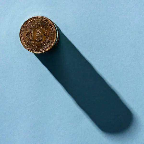 Vista superior de la pila de bitcoins sobre fondo azul - foto de stock