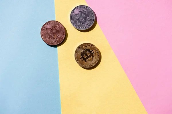 Вид зверху організував bitcoins на барвистий фон — стокове фото