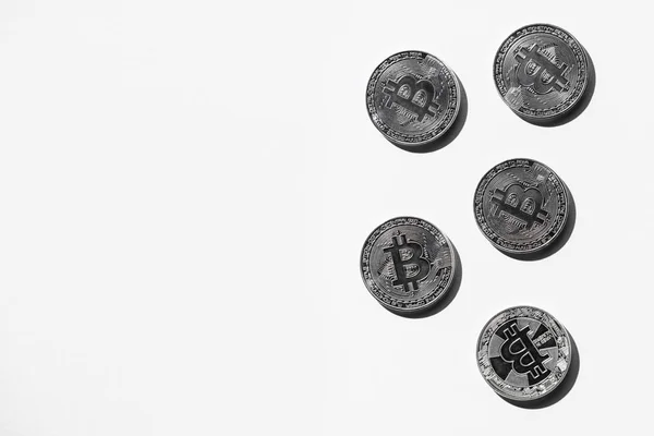 Vue du dessus des bitcoins argentés disposés sur fond blanc — Photo de stock