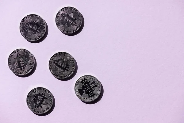 Vue du dessus des bitcoins argentés disposés sur fond violet — Photo de stock