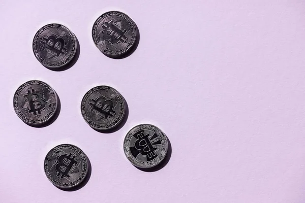 Вид зверху організував срібло bitcoins на фіолетовому фоні — стокове фото
