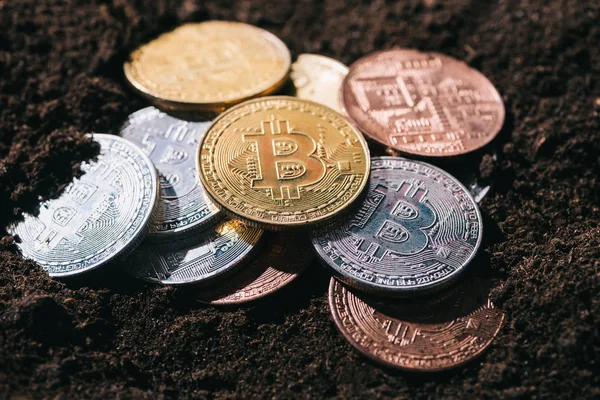 Vista de perto de vários bitcoins no chão — Fotografia de Stock