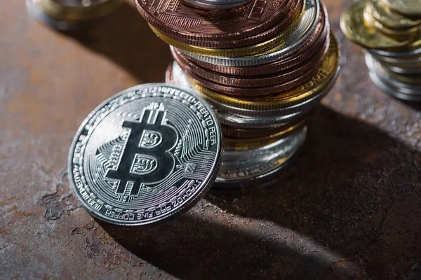 Vue rapprochée de Bitcoin argent s'appuyant sur la pile de divers Bitcoins — Photo de stock