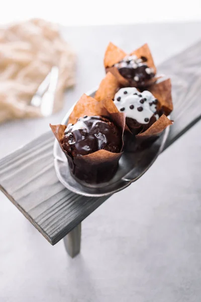 Leckere Muffins mit Glasur auf Silbertablett — Stockfoto