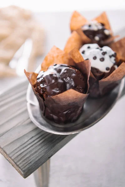 Magdalenas dulces de chocolate servidas en bandeja de plata - foto de stock