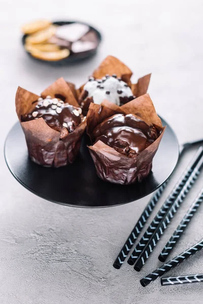 Deliciosos muffins com esmalte servido na placa — Fotografia de Stock