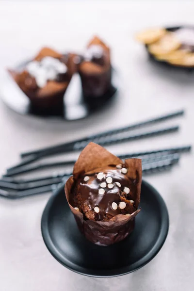 Cupcakes doces com chips de chocolate na mesa leve — Fotografia de Stock