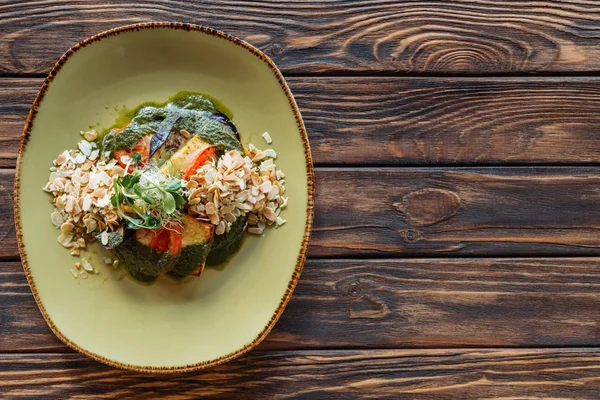 Draufsicht auf vegetarischen Salat mit geriebenen Mandeln und Rosenkohl auf Holztischplatte — Stockfoto