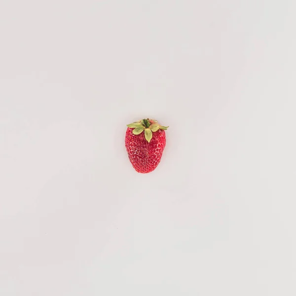 Красная спелая клубника на белом фоне — стоковое фото