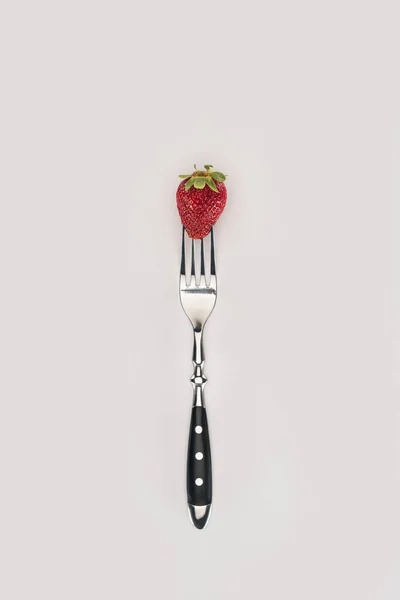 Fragola rossa su una forchetta isolata su fondo bianco — Foto stock