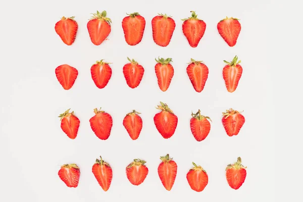 Reihen geschnittener Erdbeeren isoliert auf weißem Hintergrund — Stockfoto