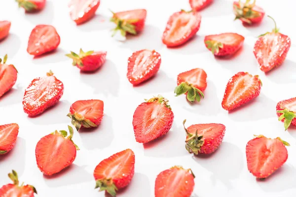 Fresas rojas frescas cortadas sobre fondo blanco - foto de stock