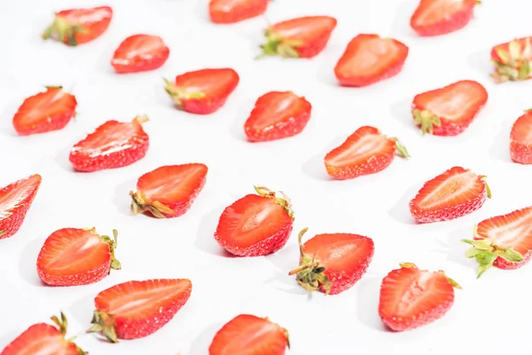Fraises fraîches coupées en rangs sur fond blanc — Photo de stock
