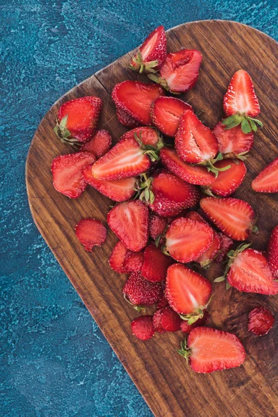 Vista superior de fresas maduras en tabla de cortar de madera - foto de stock