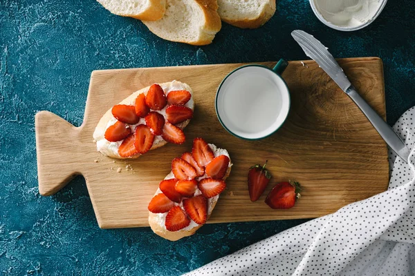 Top view of delicious sandwiches with cream cheese and raw strawberries — Stock Photo